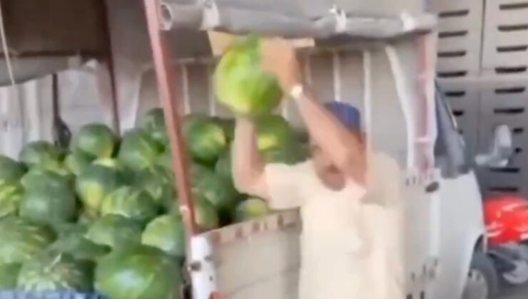 Adana’da satamadığı karpuzları yere atıp parçaladı