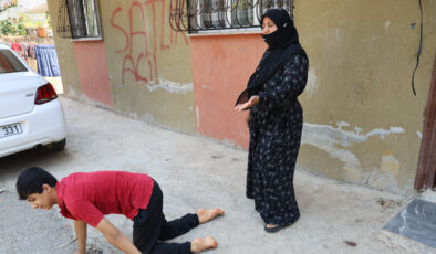 Adana’da tekerlekli sandalyesi çalınan Enes, emekleyerek geziyor