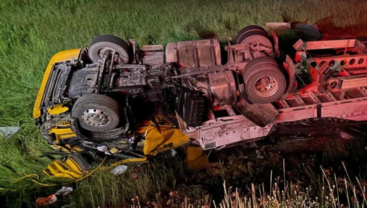 Ağrı’da tır şarampole devrildi: 1 meyyit, 1 yaralı