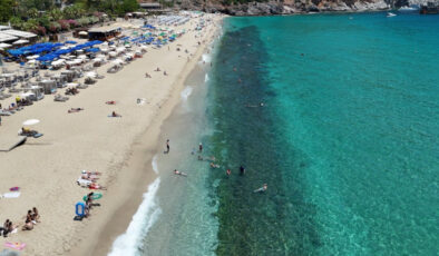 Alanya’daki çok sıcaklar sonrası vatandaşlar kıyılara akın etti