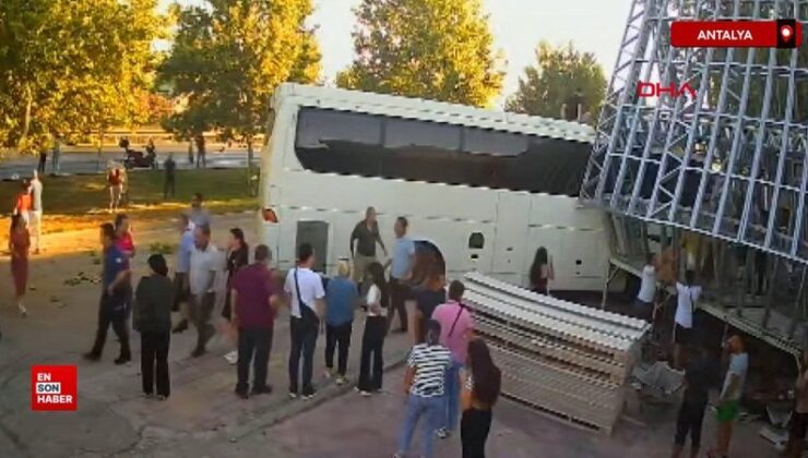 Antalya Muratpaşa ilçesinde 4 aracın karıştığı zincirleme trafik kazası