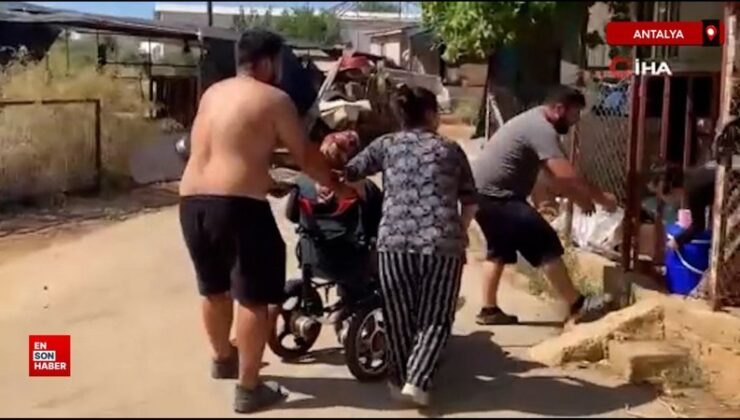 Antalya’da alevlerden kurtarılan bayan tekerlekli sandalyeyle bölgeden uzaklaştırıldı