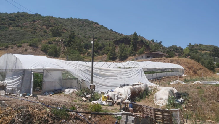 Antalya’da ansızın başlayan hortum seralara ziyan verdi