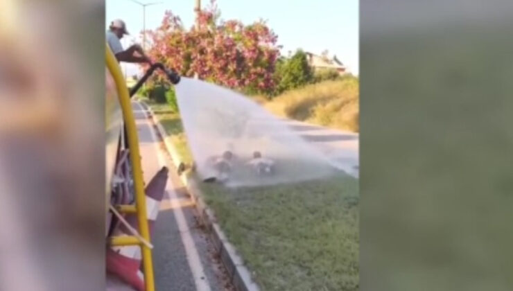 Antalya’da belediye arazözü, çocukları su sıkarak serinletti