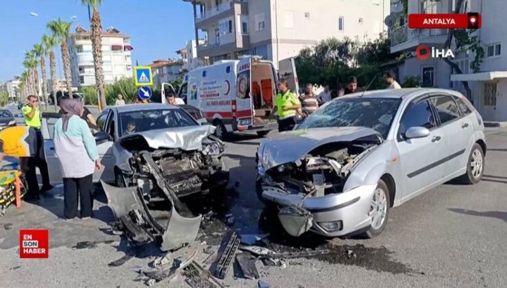 Antalya’da kavşakta arabalar çarpıştı