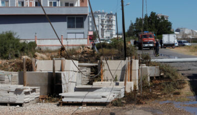 Antalya’da köpeğe çarpmamak için kaza yapıp yangına neden oldu