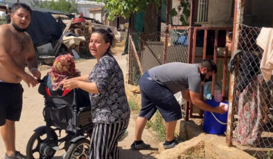 Antalya’da meskenine yaklaşan alevlerden kurtarılan bayan, tekerlekli sandalyeyle uzaklaştırıldı
