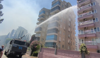 Antalya’da orman yangınında alev alan 6. kattaki meskenin balkonuna TOMA müdahalesi