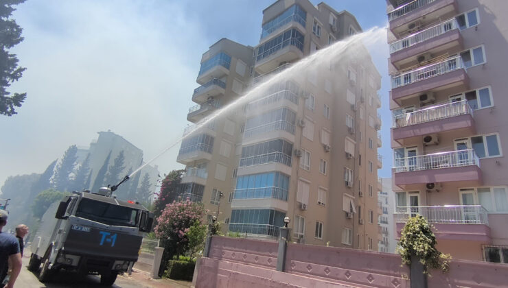 Antalya’da orman yangınında alev alan 6. kattaki meskenin balkonuna TOMA müdahalesi