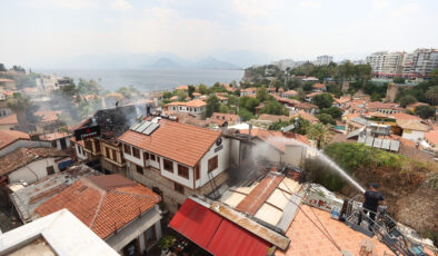 Antalya’da tarihi Kaleiçi’nde yangın çıktı: Takımlar denetim altına aldı