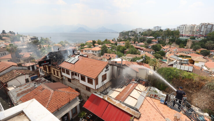 Antalya’da tarihi Kaleiçi’nde yangın çıktı: Takımlar denetim altına aldı