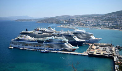 Aydın Kuşadası’na 3 kruvaziyerle 10 bin 649 turist geldi