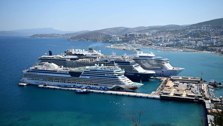 Aydın Kuşadası’na 3 kruvaziyerle 10 bin 649 turist geldi
