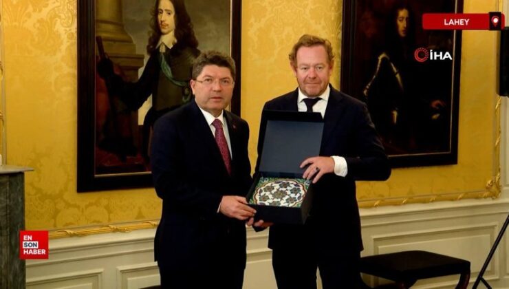 Bakan Tunç, Hollanda’dan iade edilen tarihi çiniyi teslim aldı
