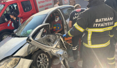 Batman’da iki arabanın baş başa çarpışması sonucu şoför araçta sıkıştı