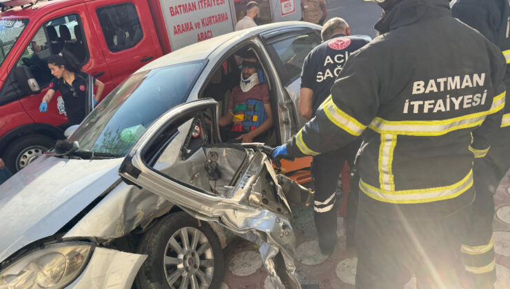 Batman’da iki arabanın baş başa çarpışması sonucu şoför araçta sıkıştı