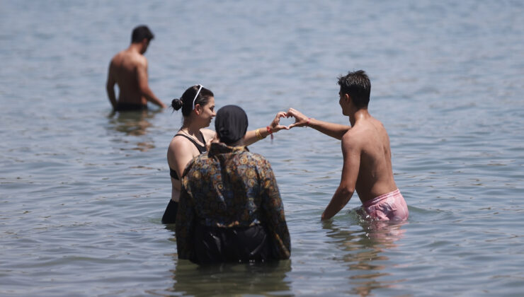 Bodrum’da hava sıcaklığı 40 dereceyi gördü, kıyılar doldu