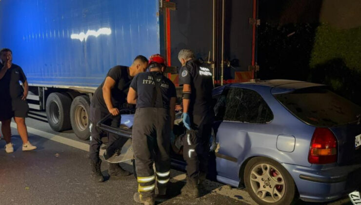 Bursa’da kamyonun altına giren arabadaki 1 kişi öldü
