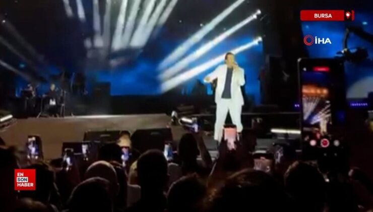 Bursa’da sahnede bahtsız anlar: Bayhan müzik söylerken yere düştü