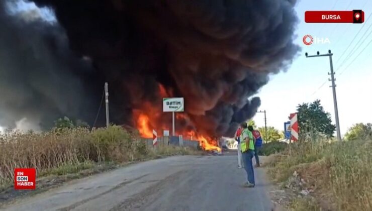 Bursa’da yanan fabrikadaki Türk bayrağı alevlerin içinden kurtarıldı