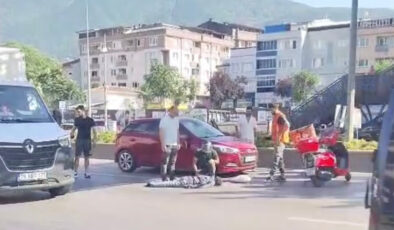 Bursa’da yolun karşısına geçmeye çalışan bayana araba çarptı