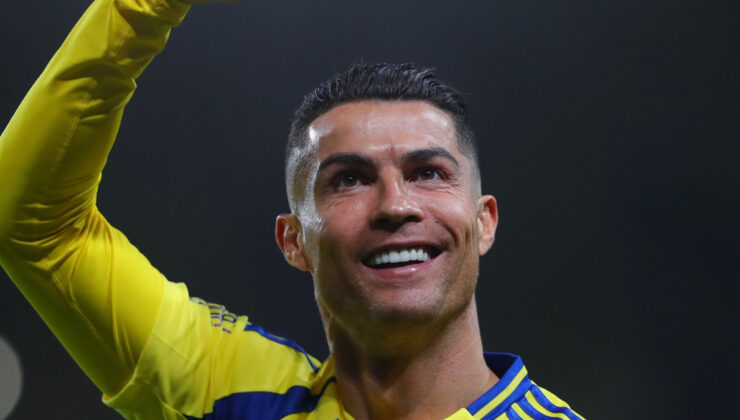 Cristiano Ronaldo yeni mukaveleye imzayı atıyor