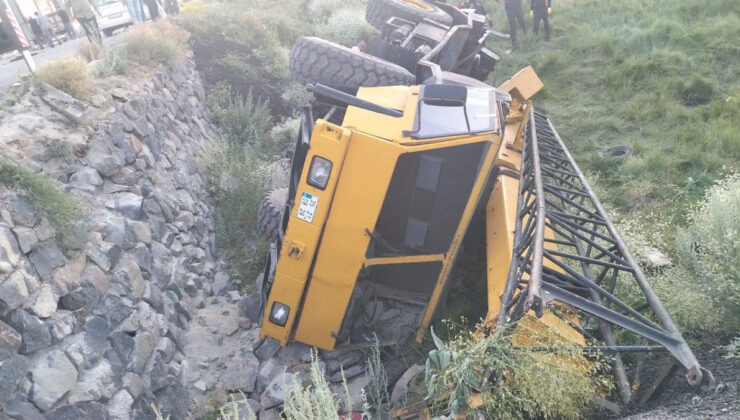 Erzurum’da devrilen vinç operatöründen kaçarken altında kaldı