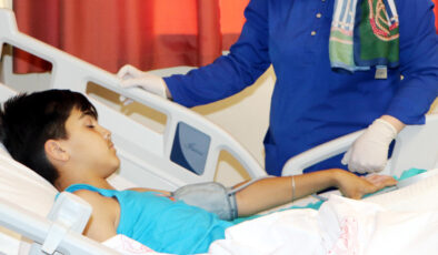 Erzurum’da latife yapmak istediği arkadaşını kolonya ile yaktı