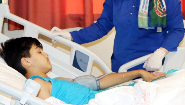 Erzurum’da latife yapmak istediği arkadaşını kolonya ile yaktı