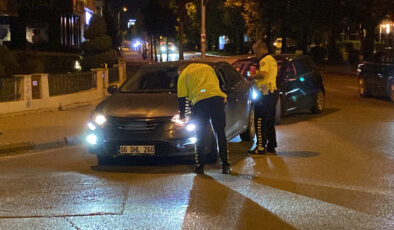 Eskişehir’de arkadaşına ceza kesilirken içki içmeye devam etti