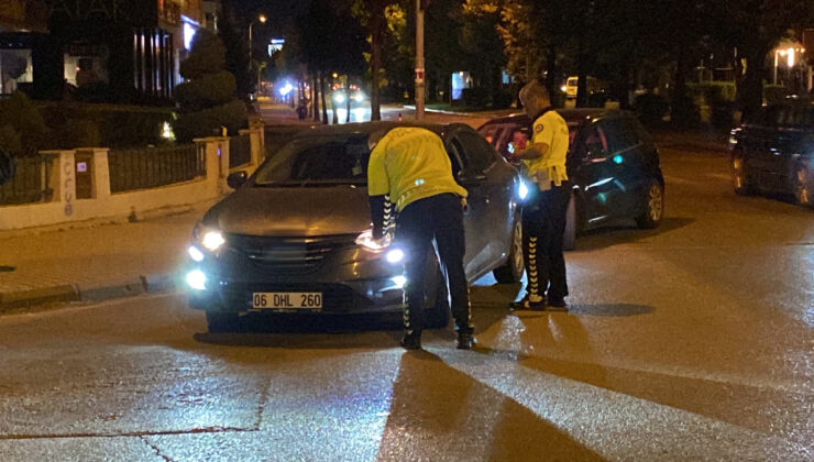 Eskişehir’de arkadaşına ceza kesilirken içki içmeye devam etti