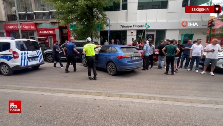 Eskişehir’de denetimden çıkan araba park halindeki araçlara çarptı