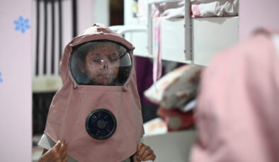 Gaziantep’te hastalığı yüzünden güneşe hasret küçük kıza kuzenleri dayanak oluyor