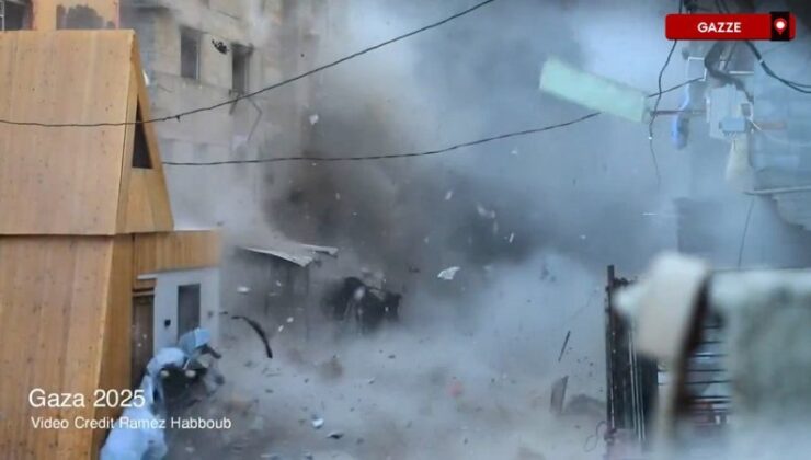 Gazzeli çocuk İsrail hava atağında toz bulutları ortasında kaldı