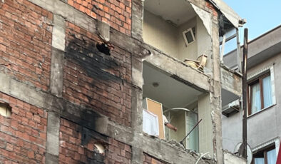 Güngören’de yıkım sırasında yan binanın duvarları eksik çıktı