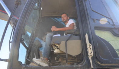 Hatay’da iş makinesi operatörünün alevlerin içinden son anda kurtulduğu anlar kamerada