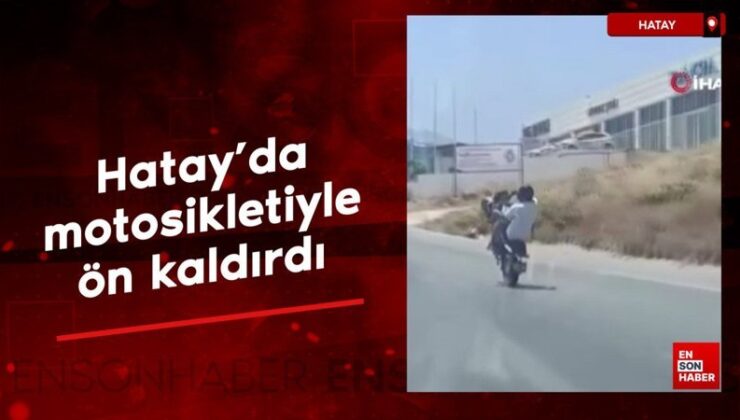 Hatay’da motosikletiyle ön kaldırdı: Yürekleri ağza getirdi
