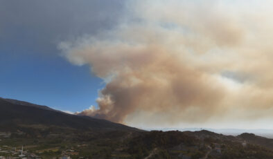 Hatay’da yangın denetim altına alınmaya çalışılıyor