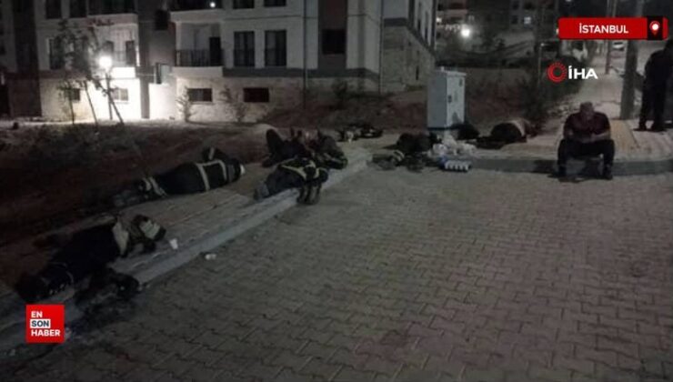 Hatay’da yorgun düşen itfaiye takımları yerde uyuyarak dinlendiler