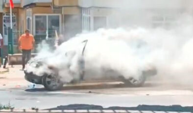 İstanbul Büyükçekmece’de park halindeki araç alev aldı