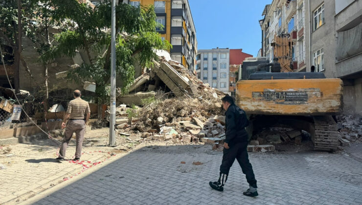 İstanbul Esenyurt’ta yıkımı yapılan bina bir anda çöktü