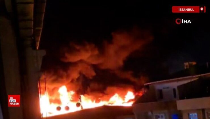 İstanbul’da 3 katlı binanın çatısı alev alev yandı