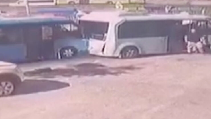 İstanbul’da bir yolcu minibüsü başkasına geriden çarptı