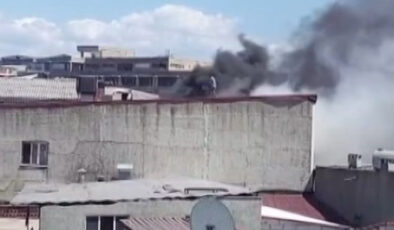 İstanbul’da iş merkezinde çıkan yangın paniğe sebep oldu