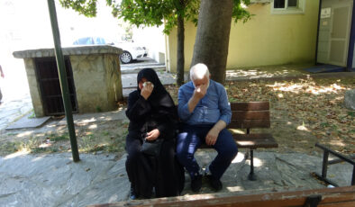 İstanbul’da kızı ve damadıyla aldıkları meskenden atılınca cami avlusuna yerleştiler