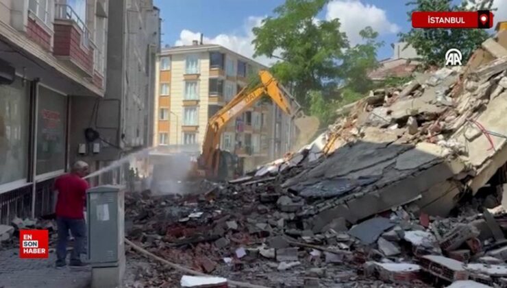 İstanbul’da yıkım sırasında kepçenin temas ettiği binanın çökme anı