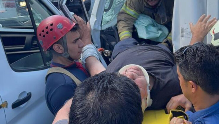 İstanbul’daki kazada kamyonet ile panelvan baş başa çarpıştı