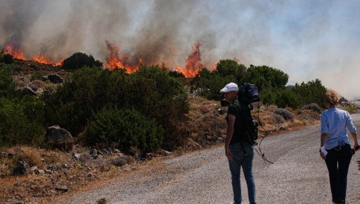 İzmir Çeşme’deki orman yangını otoyollara sıçradı