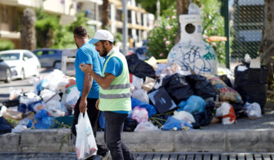 İzmir Karşıyaka’da sokaklarda çöp yığınları oluştu