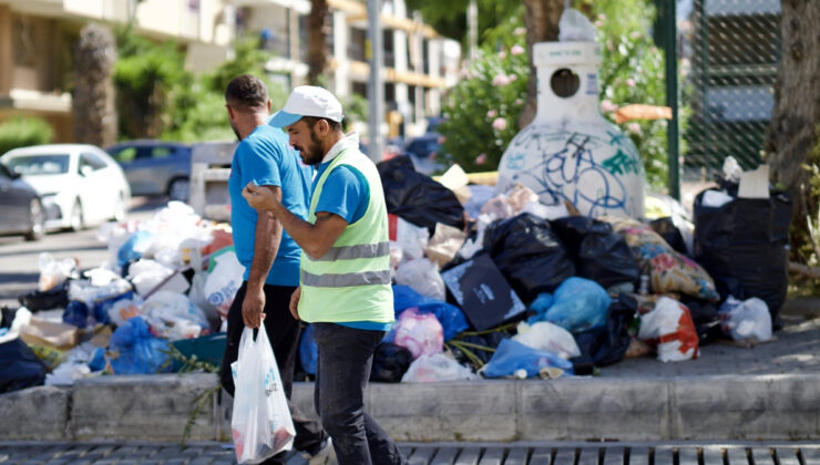 İzmir Karşıyaka’da sokaklarda çöp yığınları oluştu